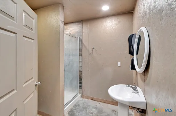 $649,900 | 52 Old Bloomington Road North, Victoria, TX 77905
