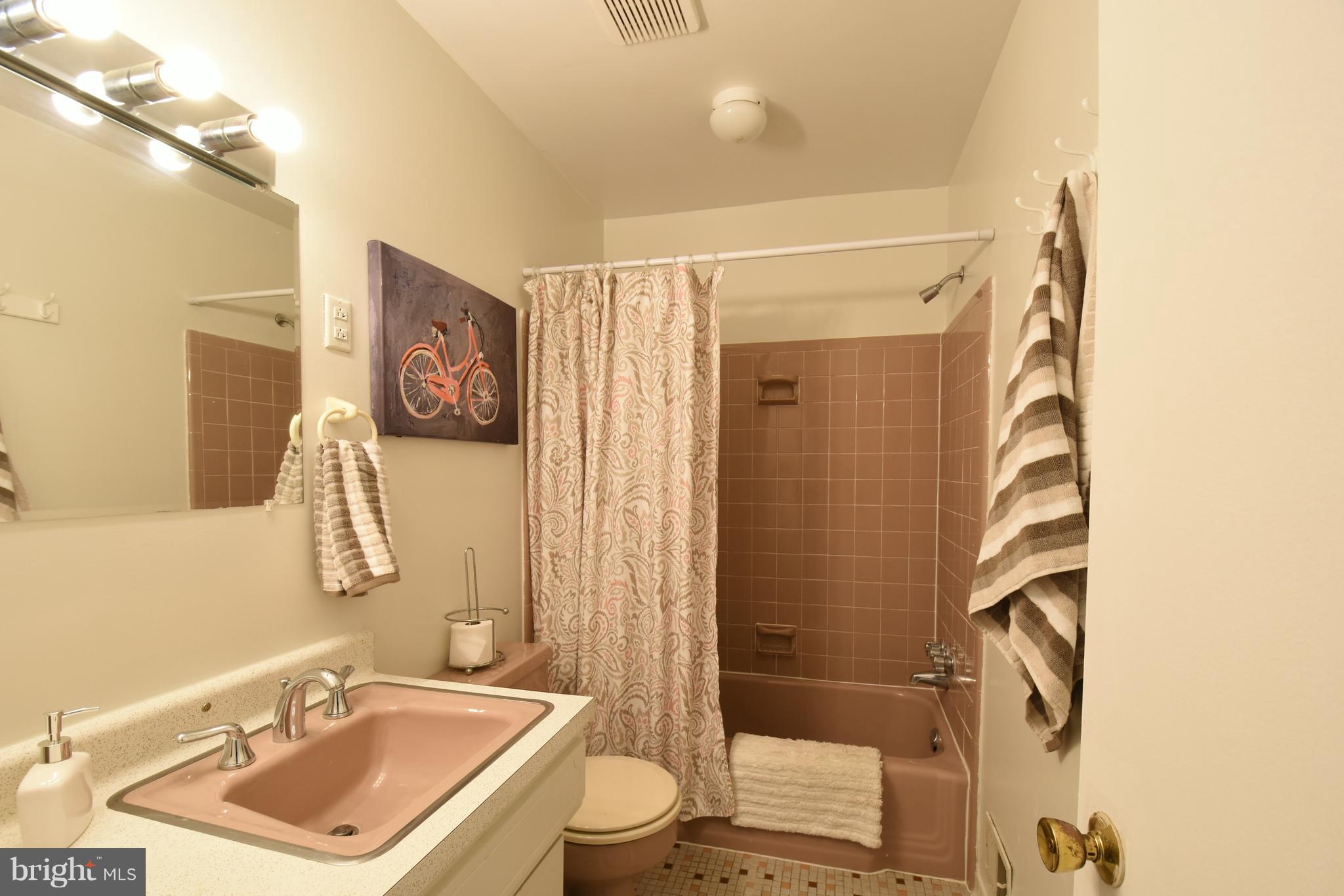6108 Rivanna Drive Springfield, VA 22150 - Photo 23 of 25 Upstairs Hall Bath
