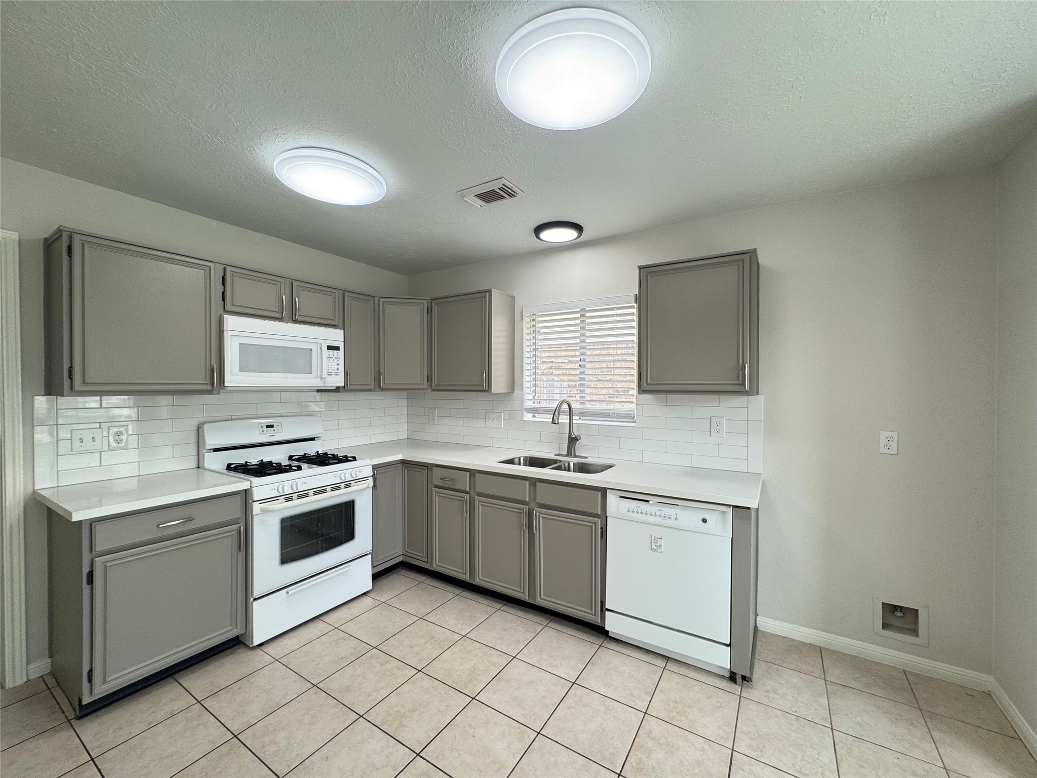 1915 Reddington Road Sugar Land, TX 77478 - Photo 10 of 34