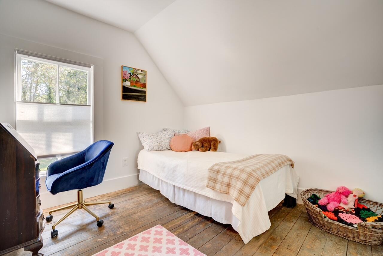9 Locust Road Orleans, MA 02653 - Photo 24 of 41 a bedroom with a bed and a window