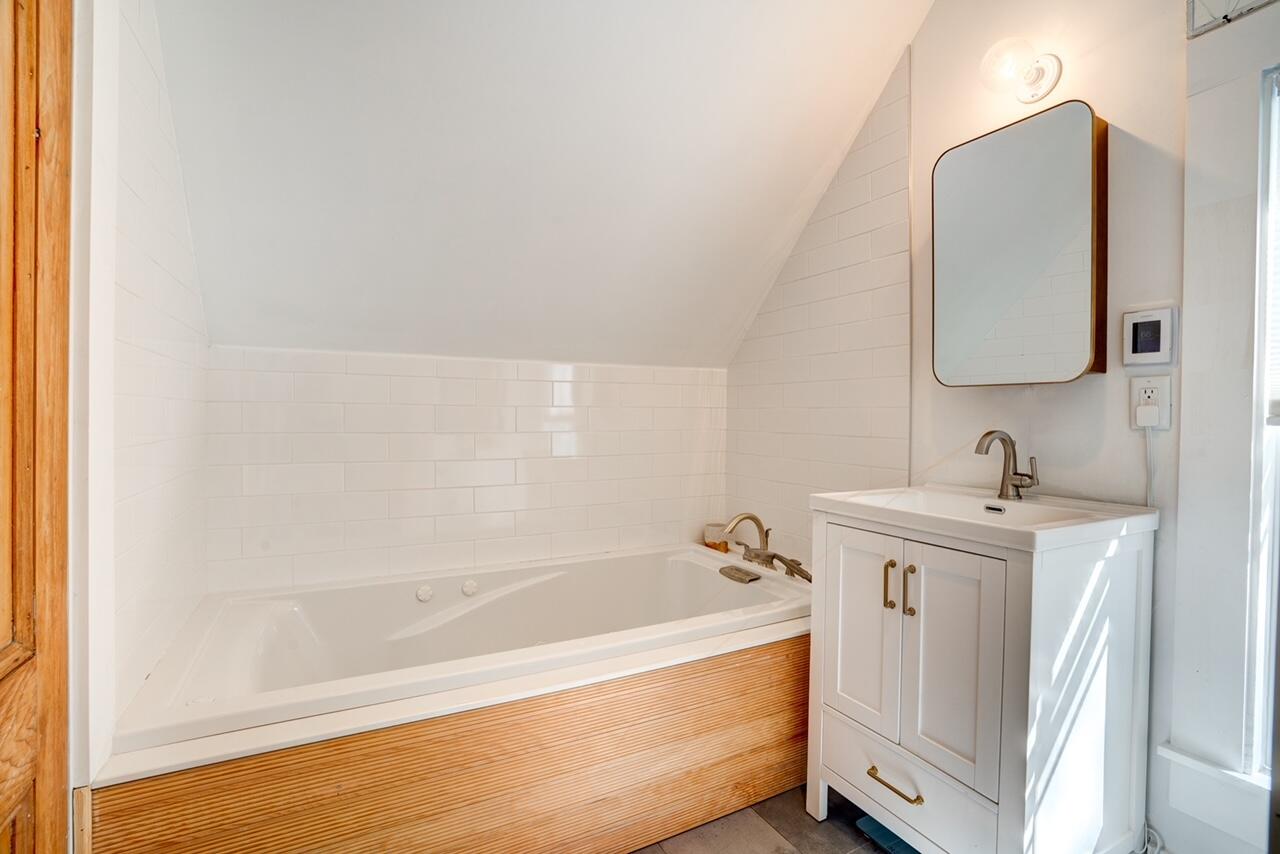 9 Locust Road Orleans, MA 02653 - Photo 31 of 41 a bathroom with a bathtub and a sink