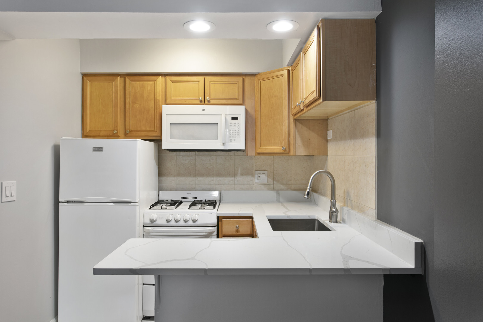 6758 North Sheridan Road, Unit 433 Chicago, IL 60626 - Photo 4 of 12 Gallery Image 4