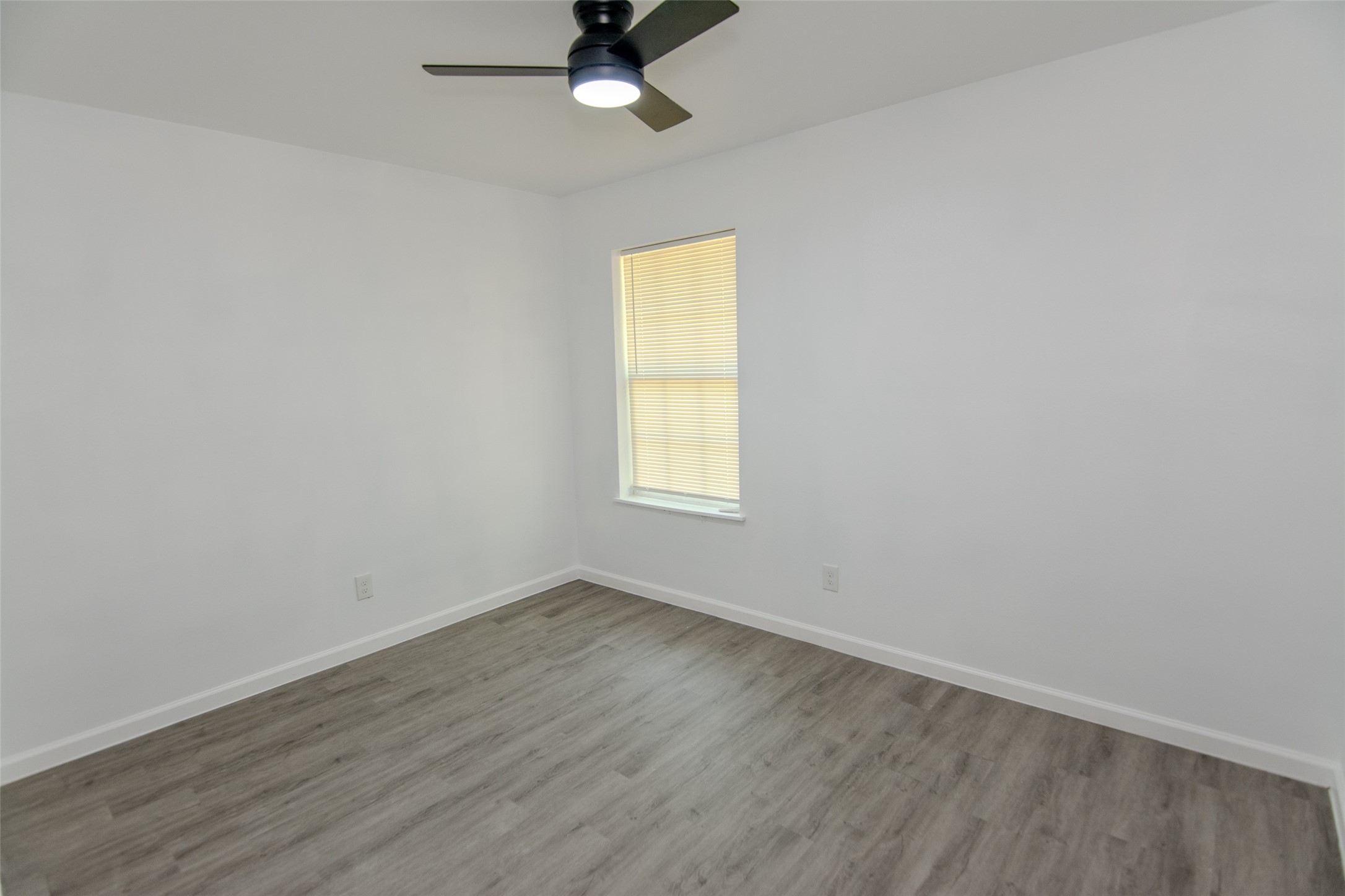 9210 St Lo Road Houston, TX 77033 - Photo 11 of 16