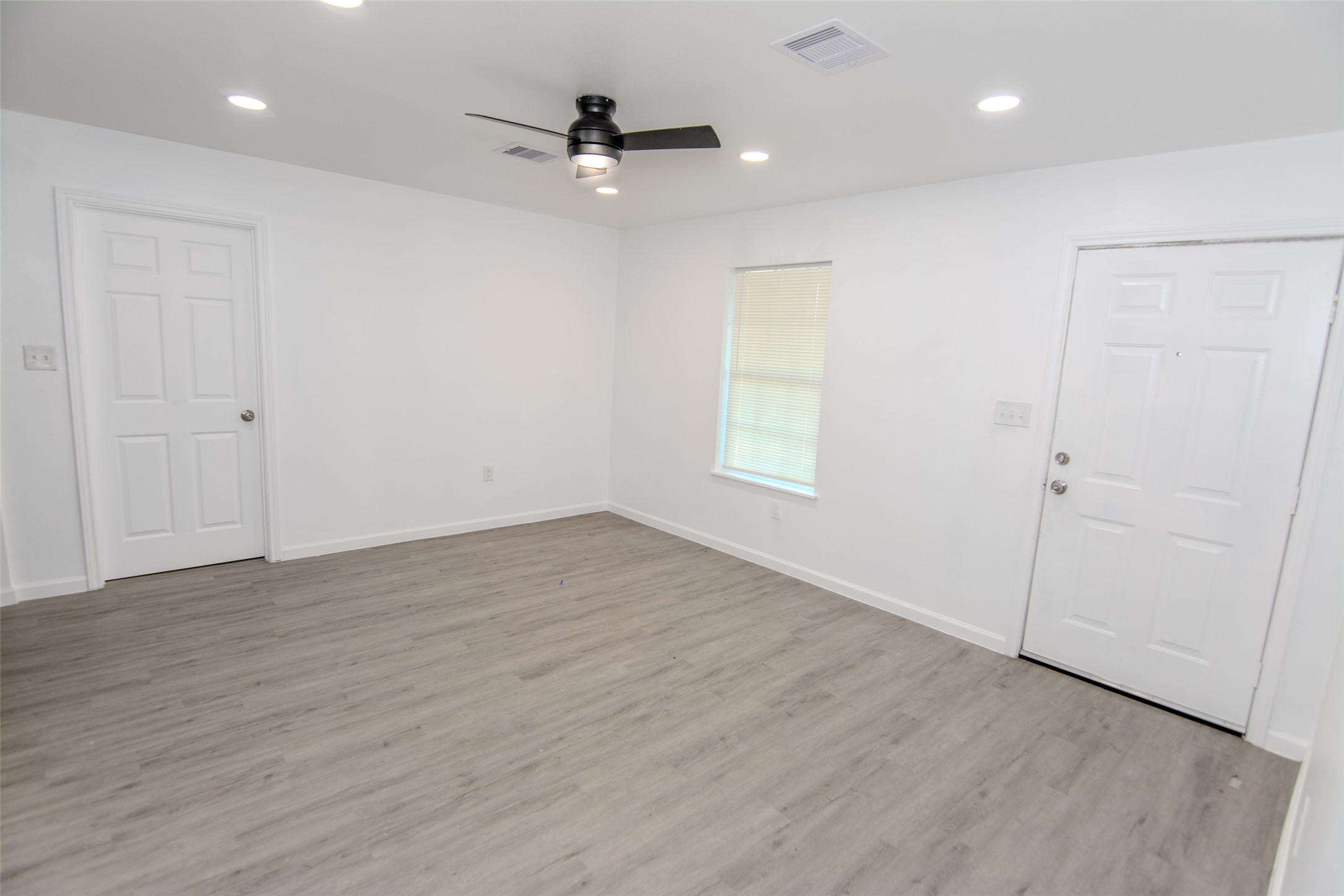 9210 St Lo Road Houston, TX 77033 - Photo 4 of 16 Spacious living room with recessed lighting