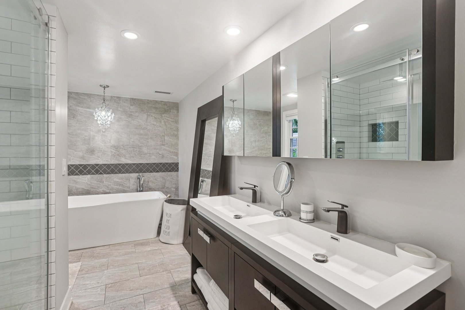 1834 West Palatine Road Palatine, IL 60067 - Photo 20 of 56 a bathroom with a tub sink and mirror