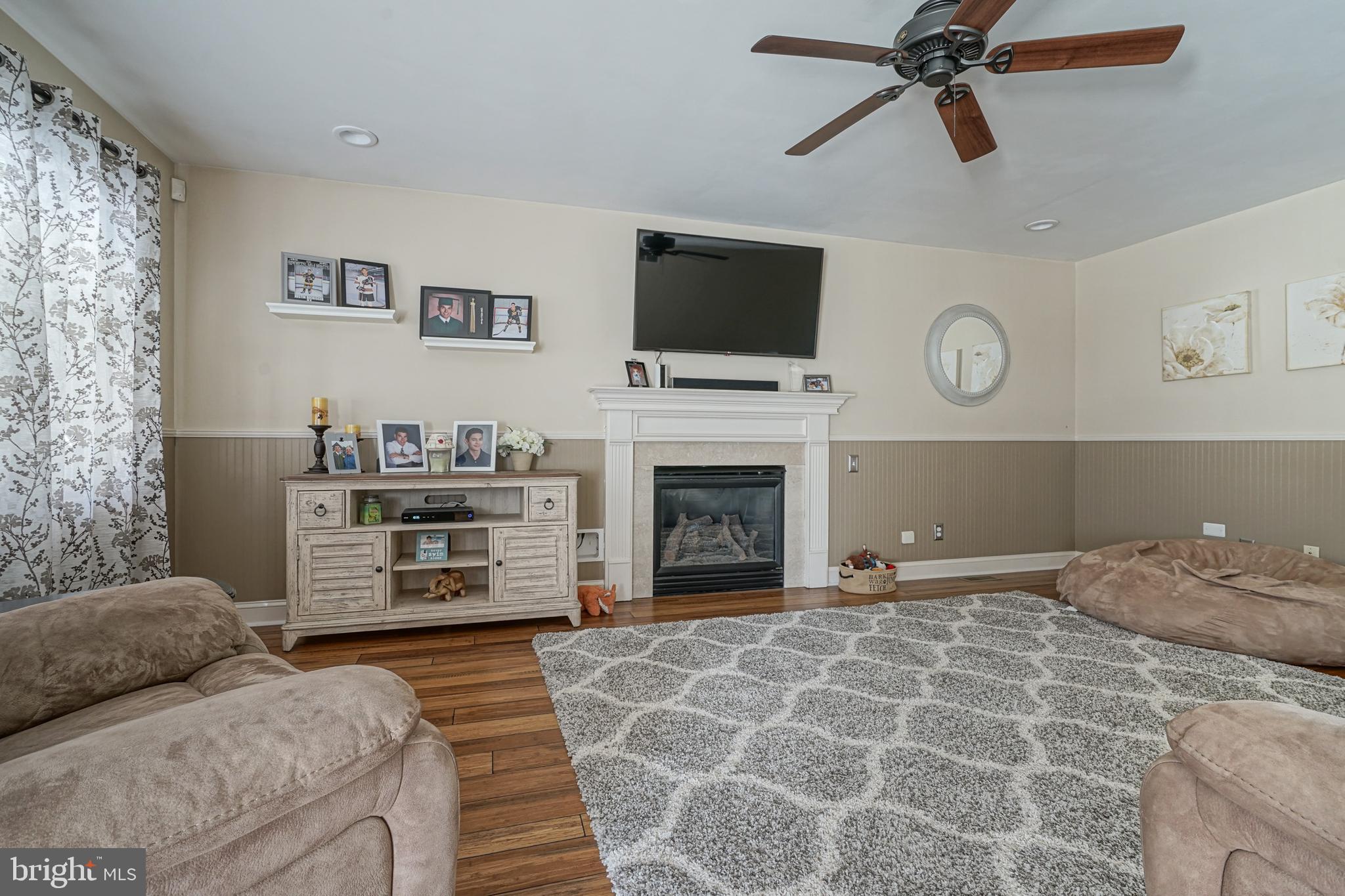 660 Surrey Road Sewell, NJ 08080 - Photo 11 of 34 Living Room