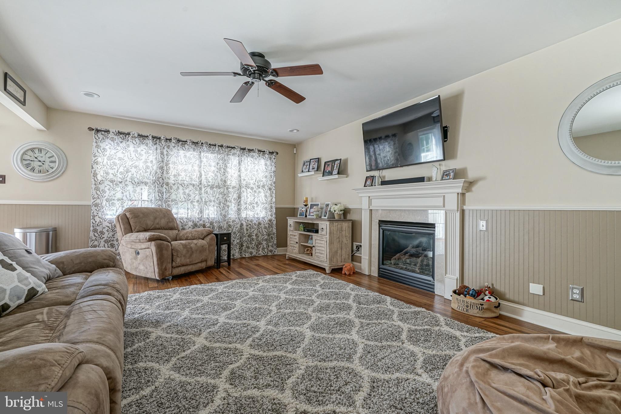 660 Surrey Road Sewell, NJ 08080 - Photo 8 of 34 Living Room