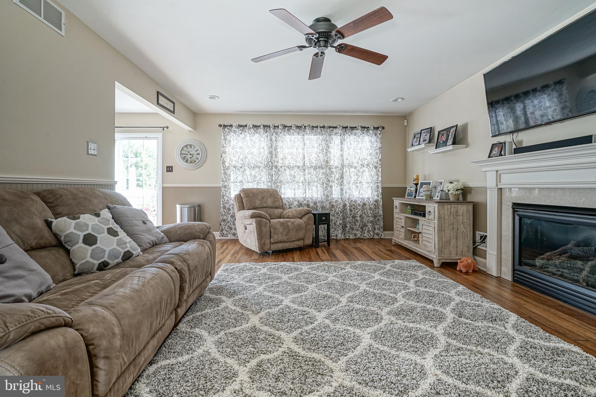 660 Surrey Road Sewell, NJ 08080 - Photo 9 of 34 Living Room