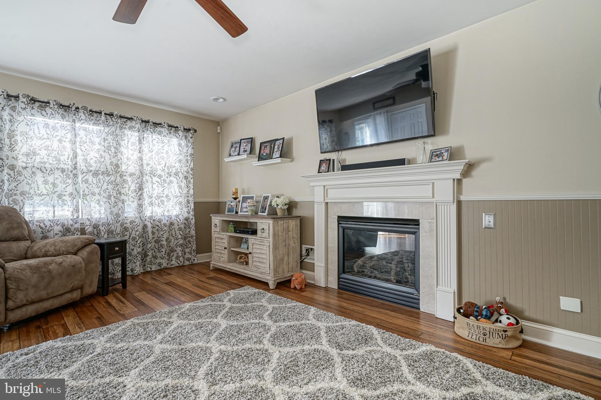 660 Surrey Road Sewell, NJ 08080 - Photo 10 of 34 Living Room