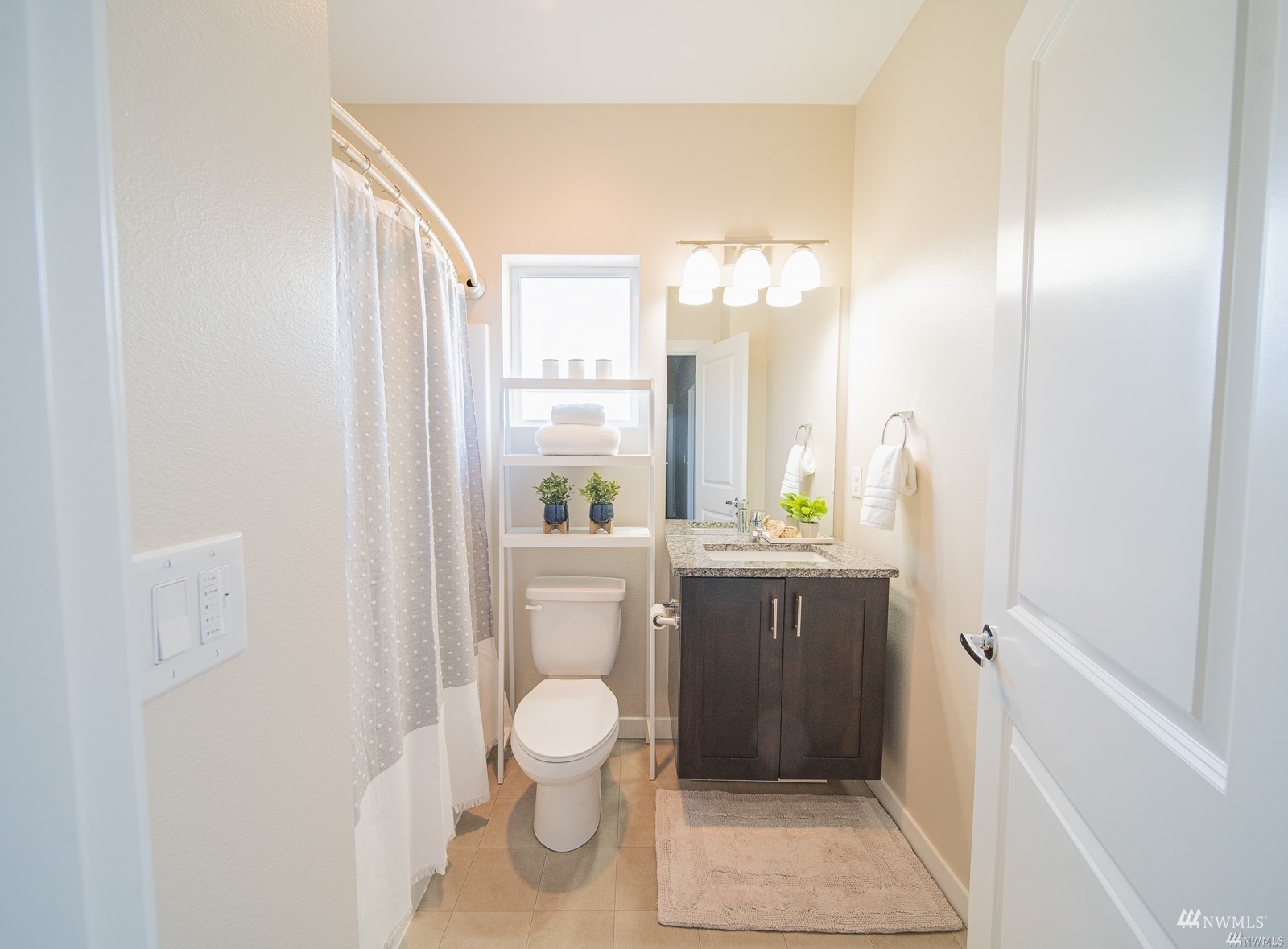 870 Southwest 96th Place Seattle, WA 98106 - Photo 16 of 27 a bathroom with a toilet a sink and a bathtub