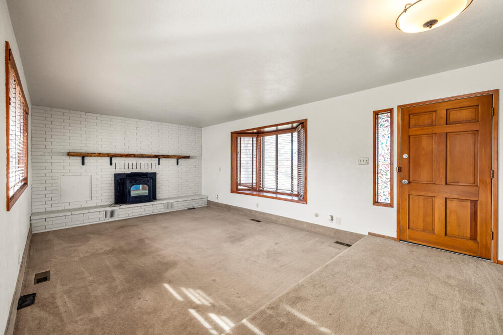 23131 North Poe Valley Road Klamath Falls, OR 97603 - Photo 9 of 45 an empty room with fireplace