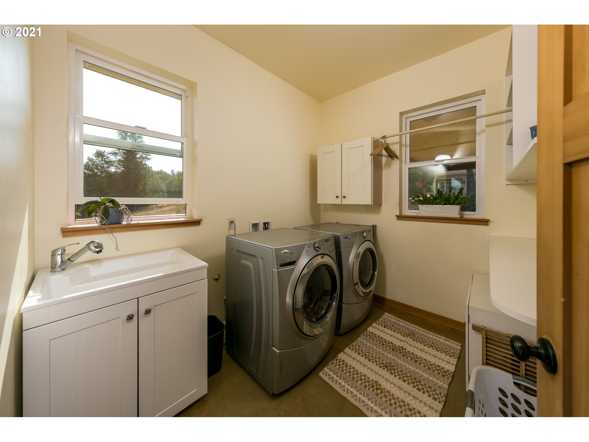 503 Frankton Road Hood River, OR 97031 - Photo 14 of 31 a utility room with dryer and washer