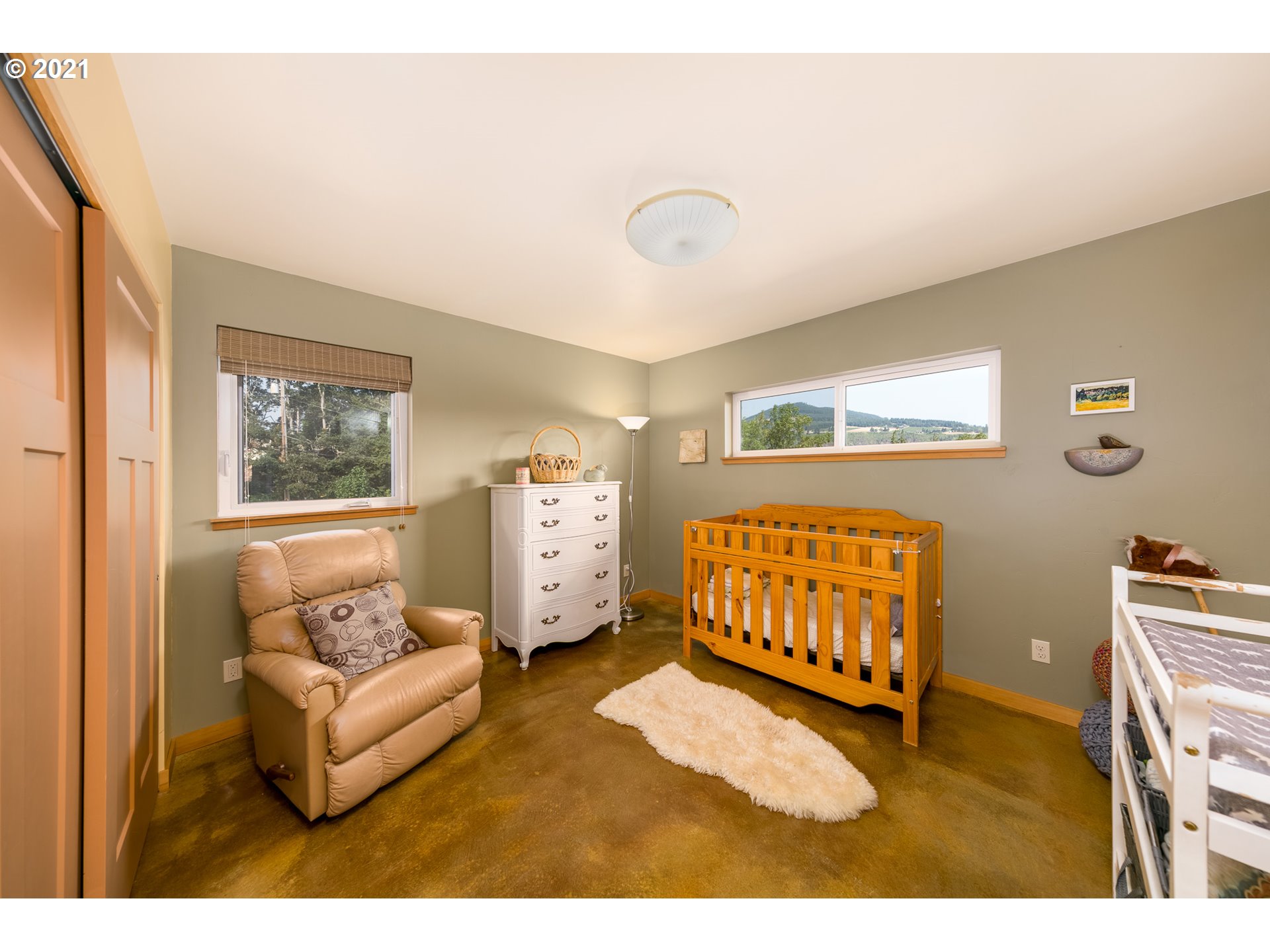 503 Frankton Road Hood River, OR 97031 - Photo 18 of 31 a bedroom with furniture and a window