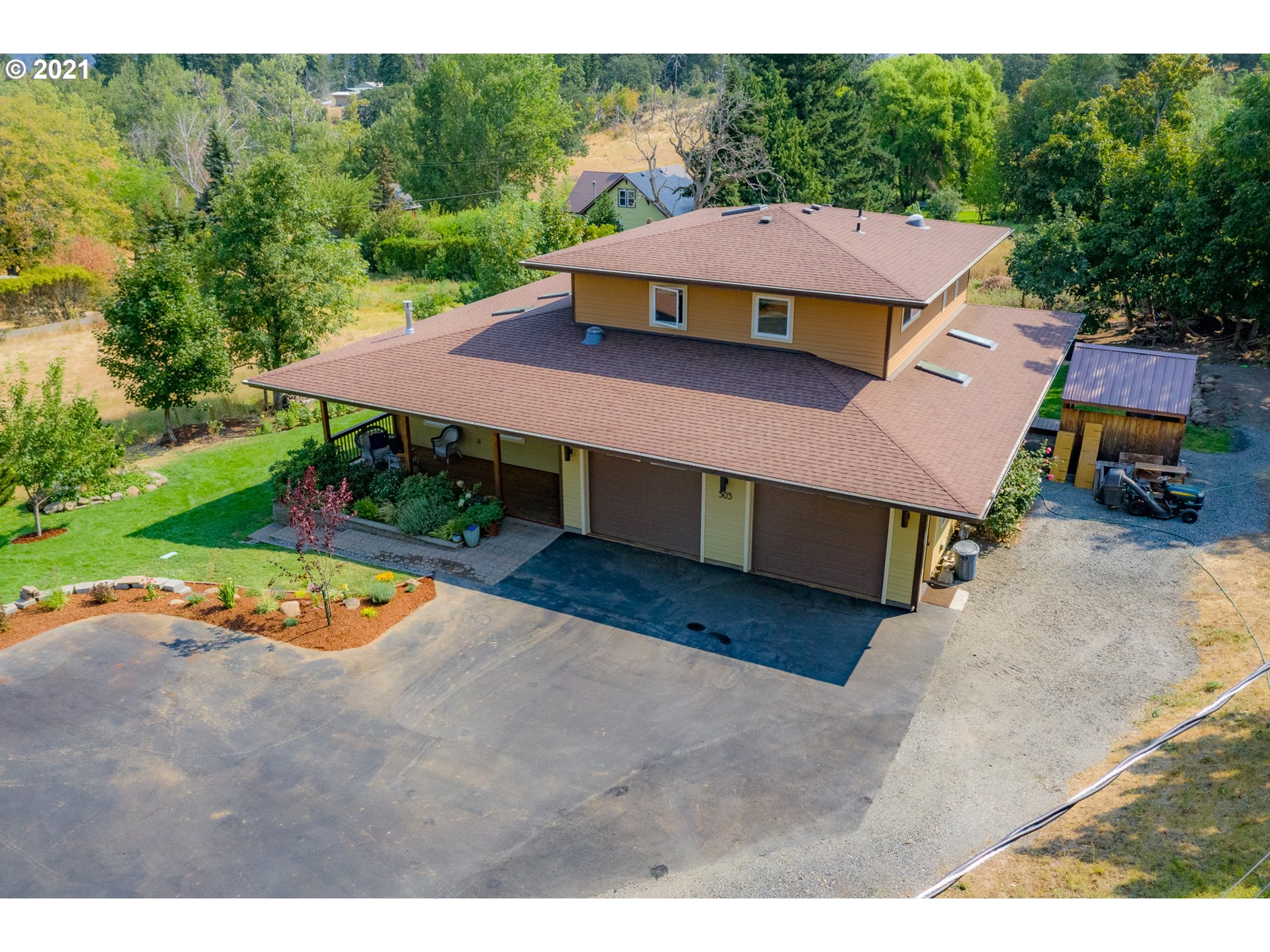 503 Frankton Road Hood River, OR 97031 - Photo 3 of 31 a view of a patio with table and chairs under an umbrella
