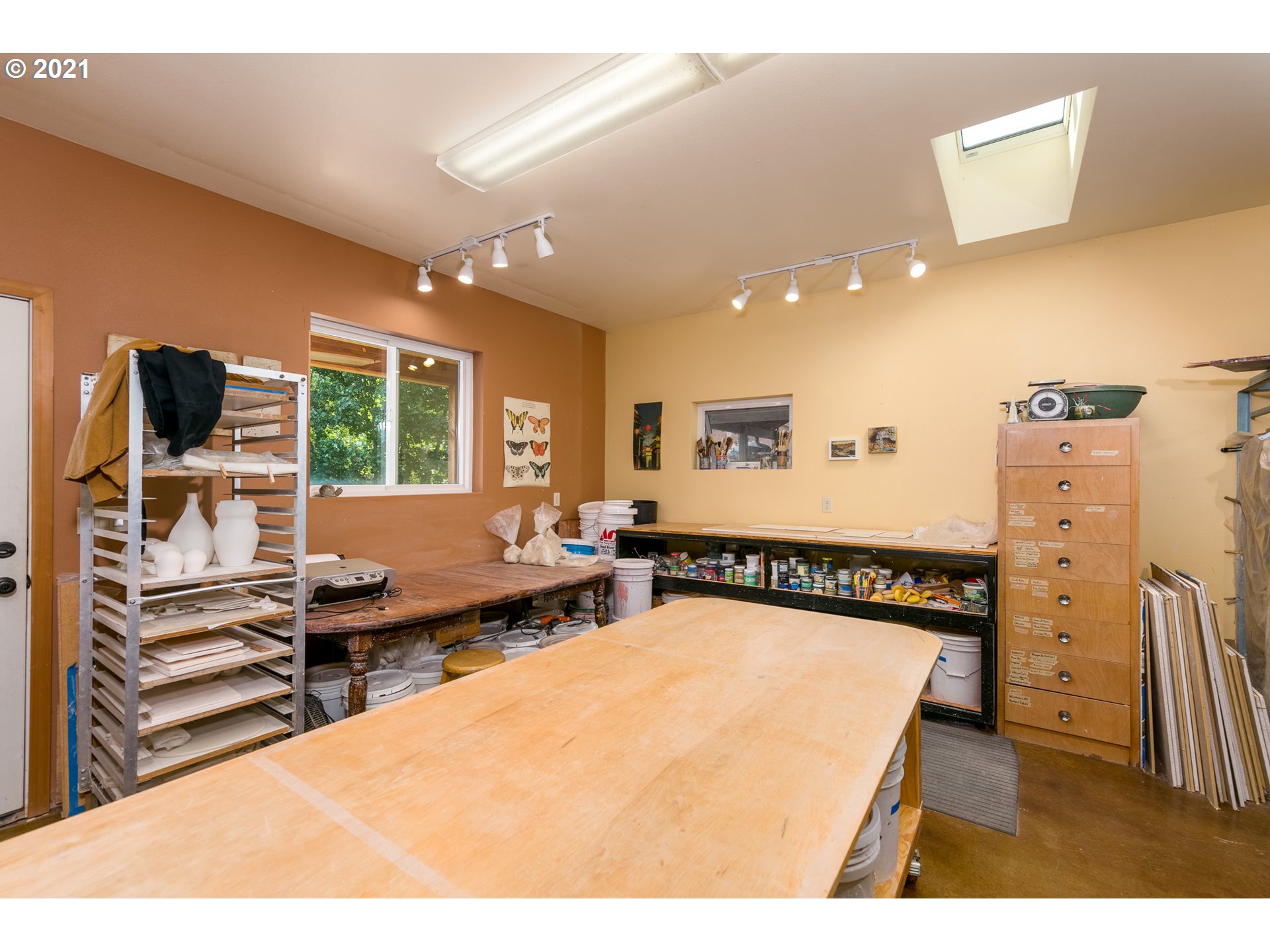 503 Frankton Road Hood River, OR 97031 - Photo 21 of 31 a view of a living room and dining room
