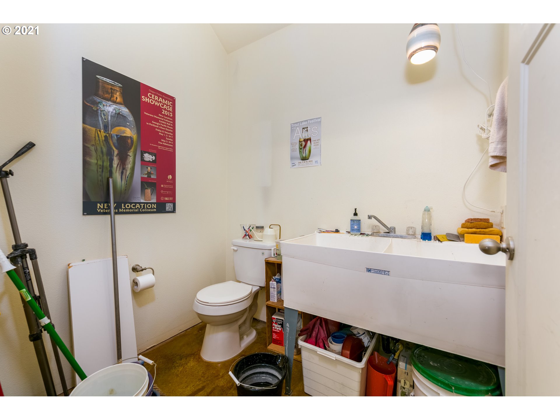 503 Frankton Road Hood River, OR 97031 - Photo 23 of 31 a bathroom with a sink a toilet and shower