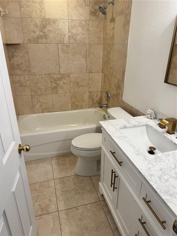6315 Rosefinch Court, Unit 101 Lakewood Ranch, FL 34202 - Photo 22 of 30 a bathroom with a granite countertop sink a toilet and bathtub