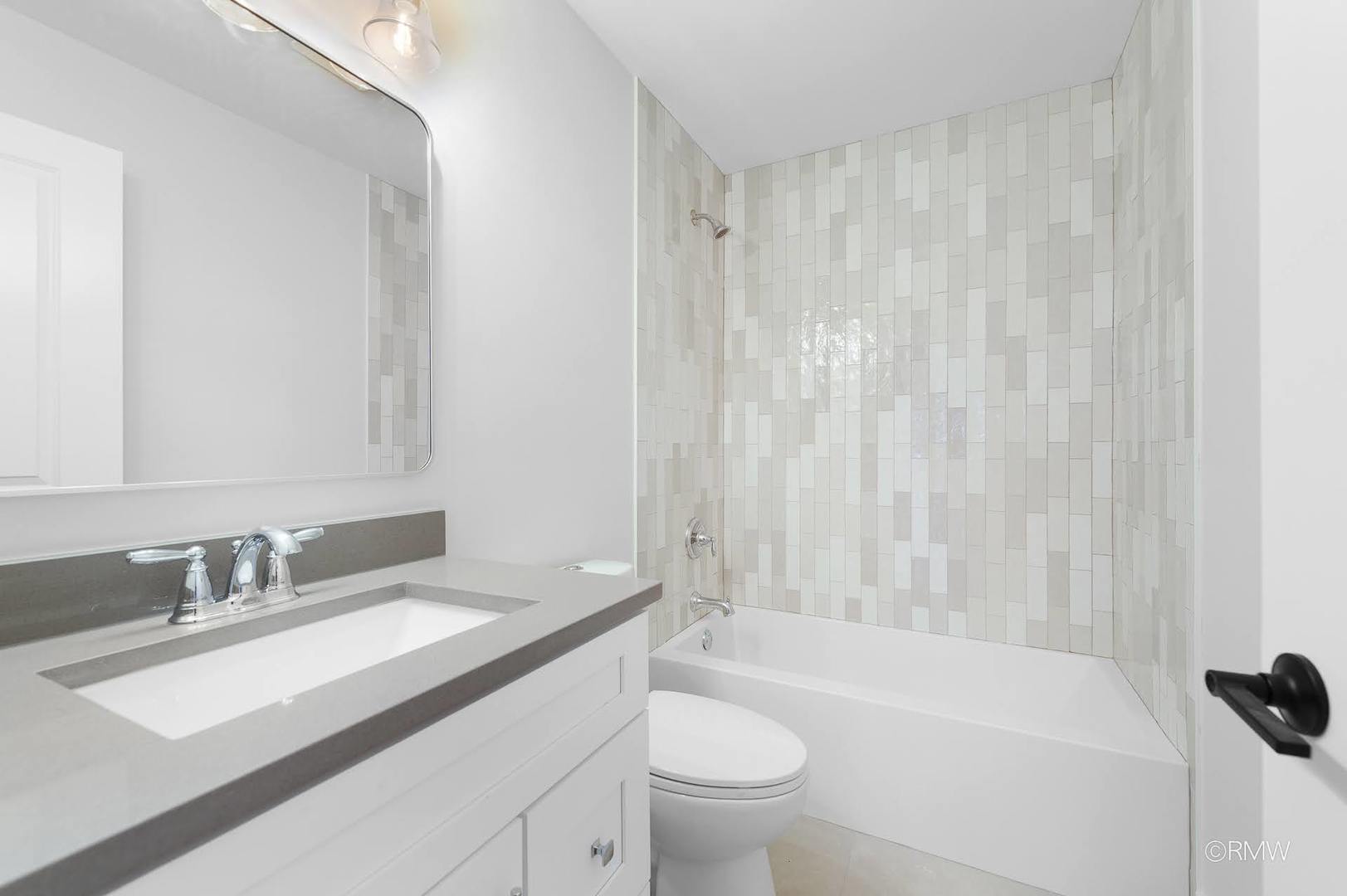 25-w275 Doris Avenue Carol Stream, IL 60188 - Photo 30 of 34 a bathroom with a sink a toilet and a bathtub