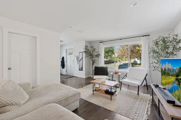 $2,950 | 2084 Reaney Avenue East, St. Paul, MN 55119