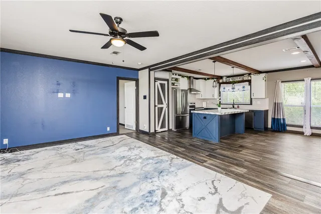 a view of a livingroom with a ceiling fan