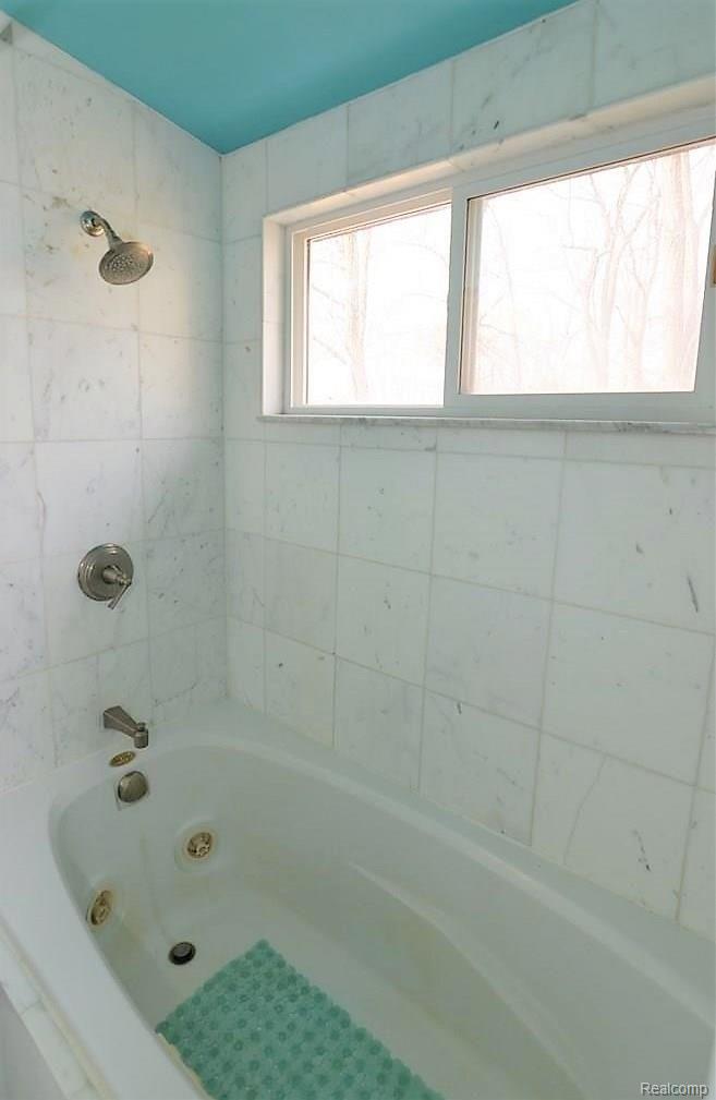 7091 Big Trail Road Holly, MI 48442 - Photo 14 of 26 LUXURY BATH