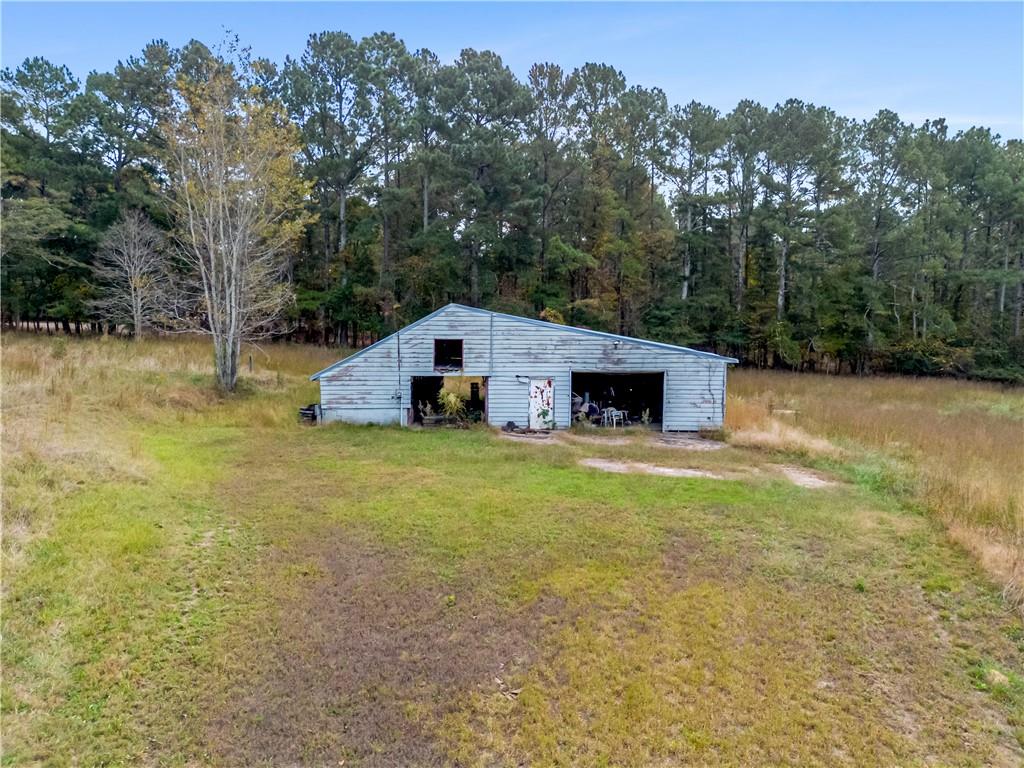 2177 Brooks Road Southeast Dacula, GA 30019 - Photo 39 of 42 a backyard of a house with table and chairs