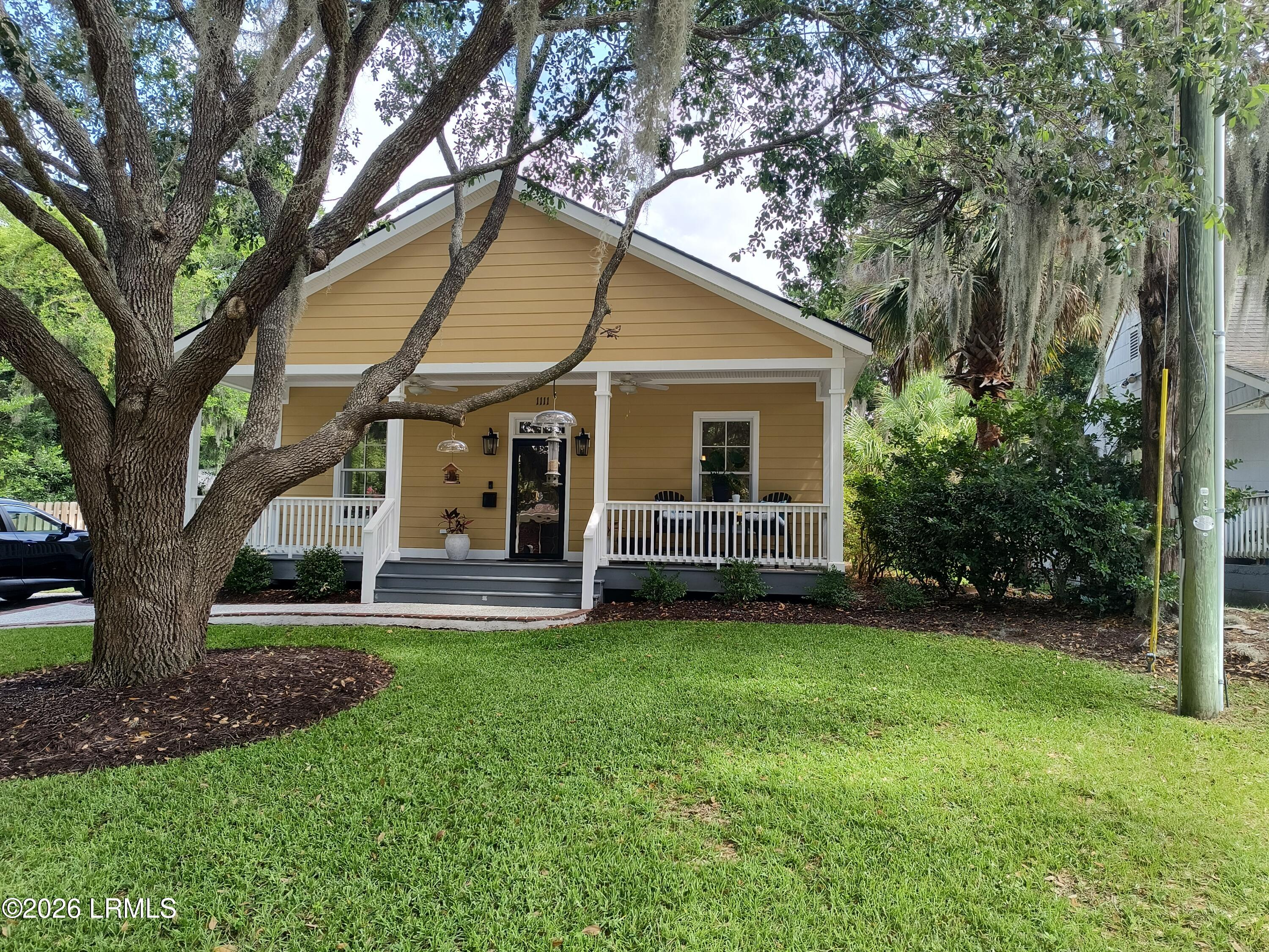 1111 Washington Street Beaufort, SC 29902 - Photo 1 of 31 Front elevation