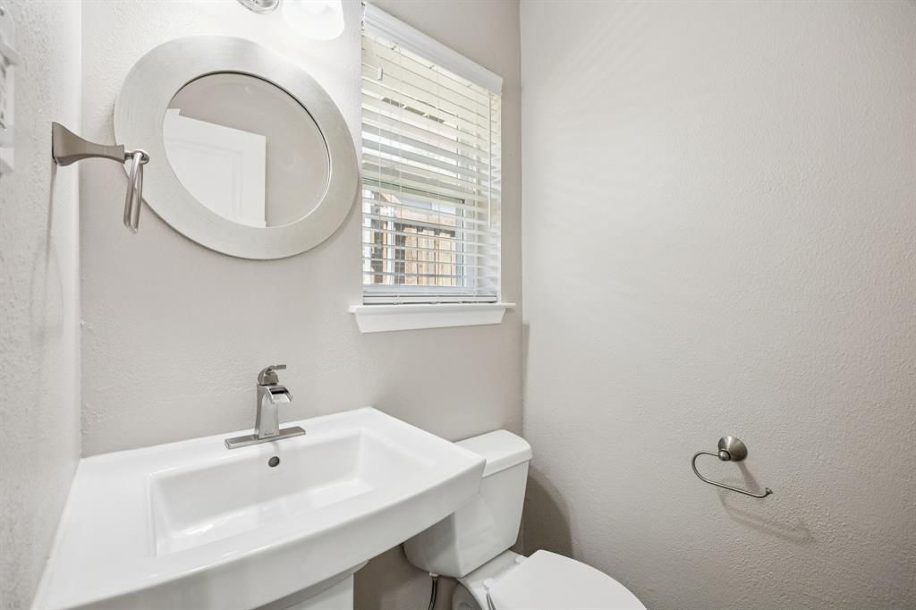 9536 Millridge Drive Dallas, TX 75243 - Photo 21 of 33 a bathroom with a sink mirror and toilet
