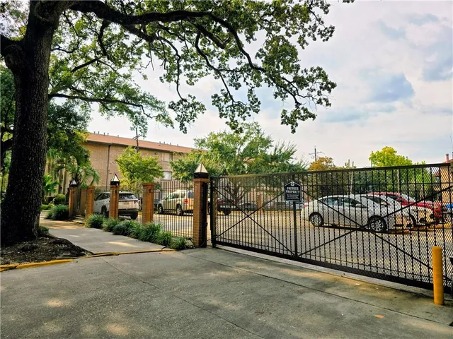$2,400 | 3915 St Charles Avenue, Unit 704, New Orleans, LA 70115