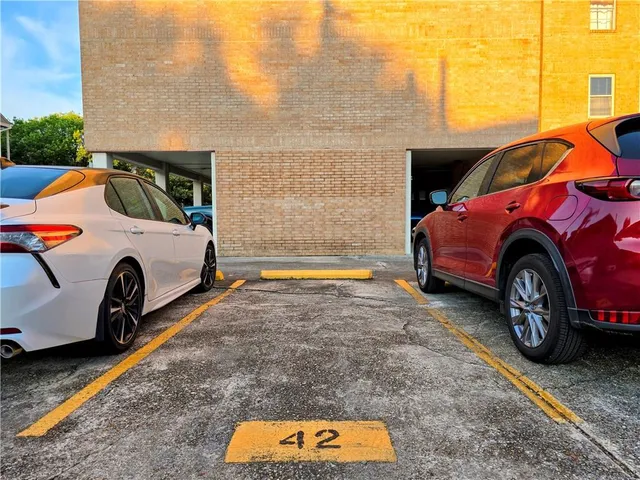 $2,400 | 3915 St Charles Avenue, Unit 704, New Orleans, LA 70115