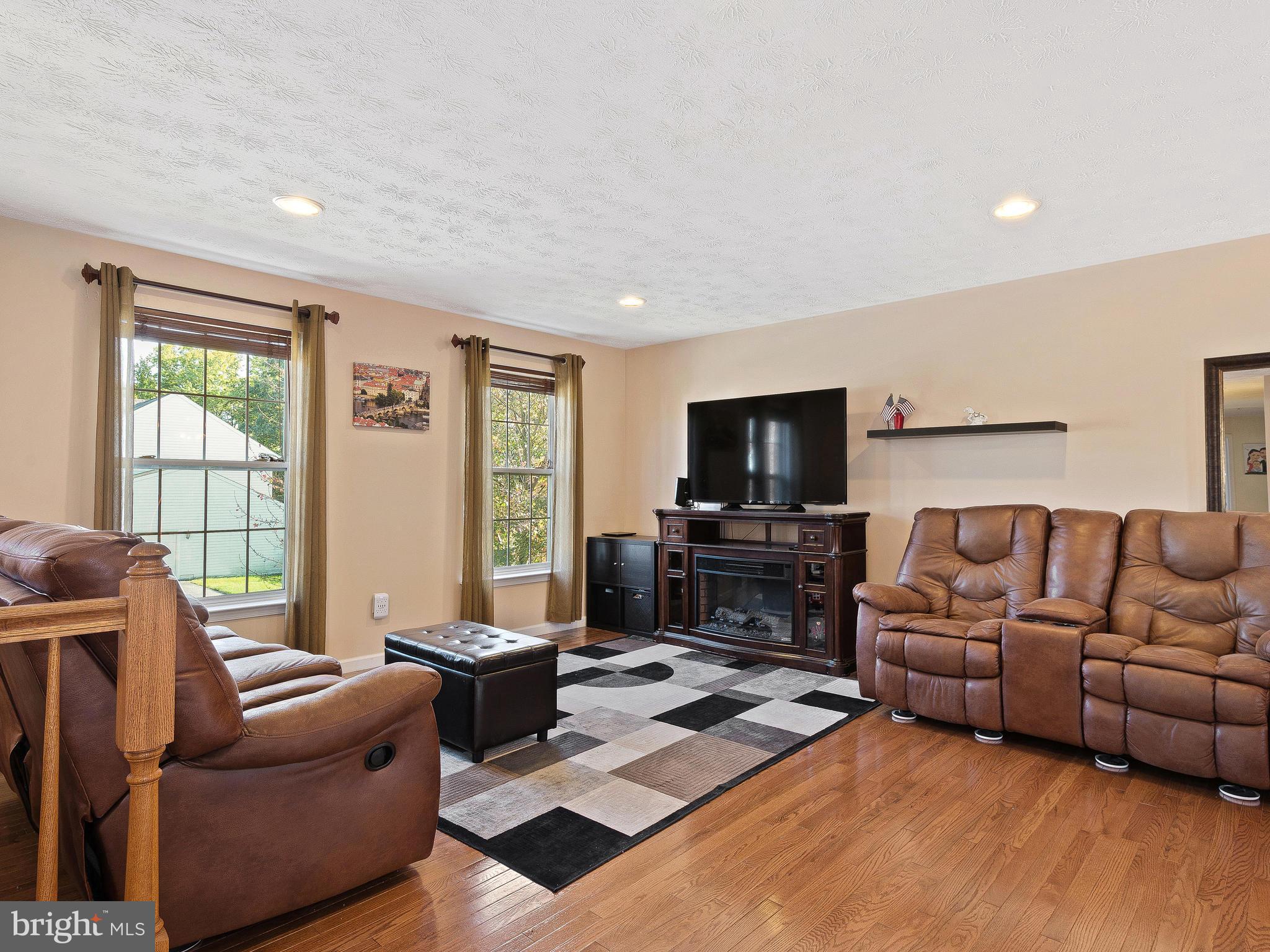 9540 Chaton Road Laurel, MD 20723 - Photo 2 of 17 Living Room