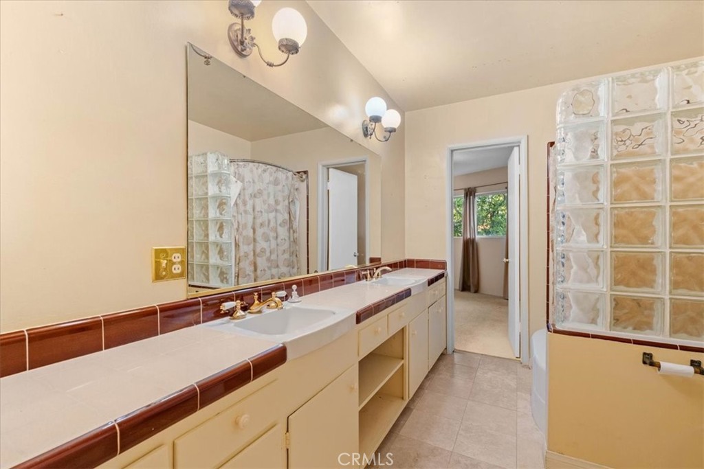 2807 Wyoming Way Riverside, CA 92506 - Photo 22 of 40 a spacious bathroom with a sink and a mirror