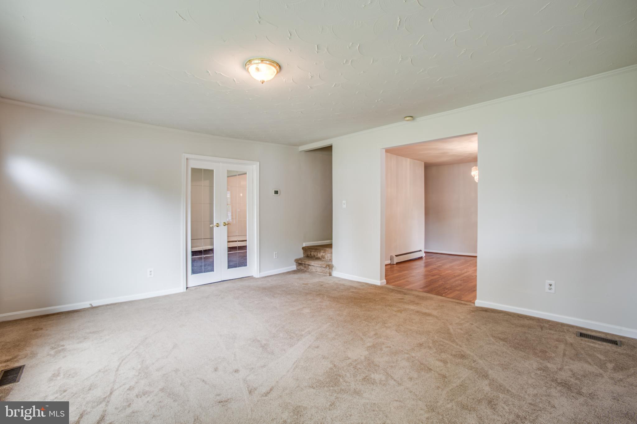 8008 Rugby Road Manassas, VA 20111 - Photo 18 of 58 Living Room
