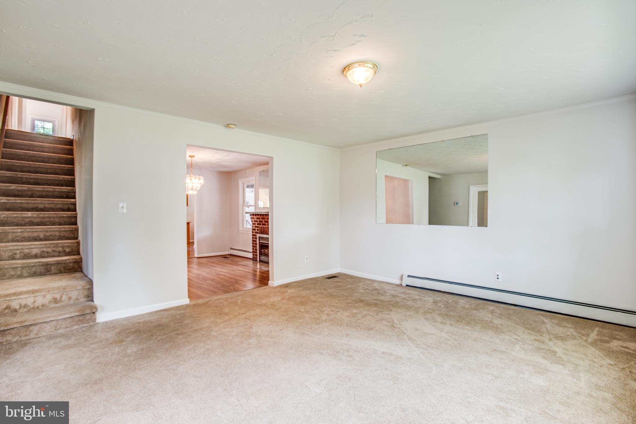 8008 Rugby Road Manassas, VA 20111 - Photo 19 of 58 Living Room