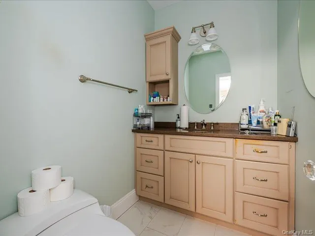 $1,850,000 | 38 Fieldstone Lane, Oyster Bay, NY 11771