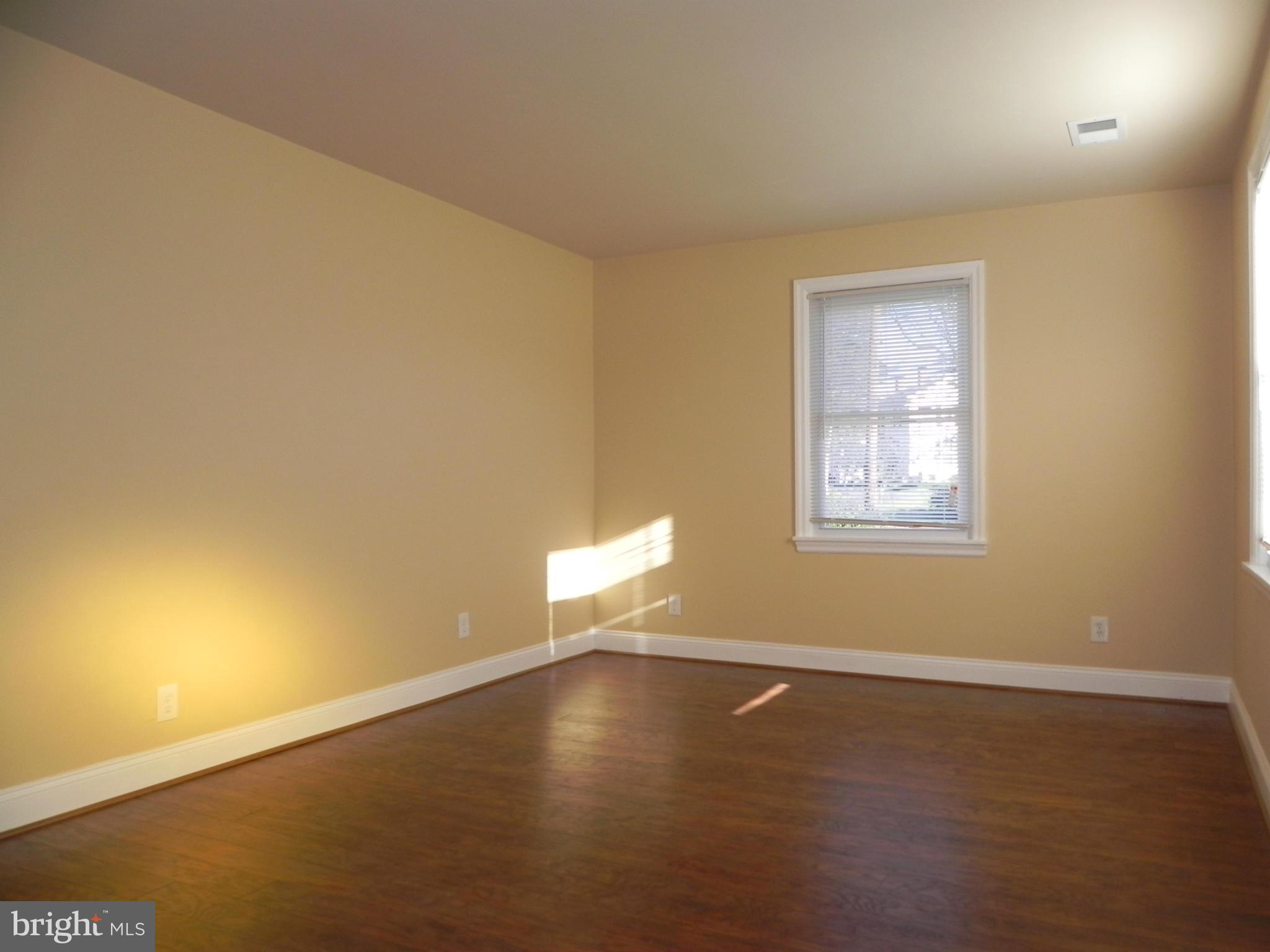 4411 Maple Road Morningside, MD 20746 - Photo 7 of 28 Living Room