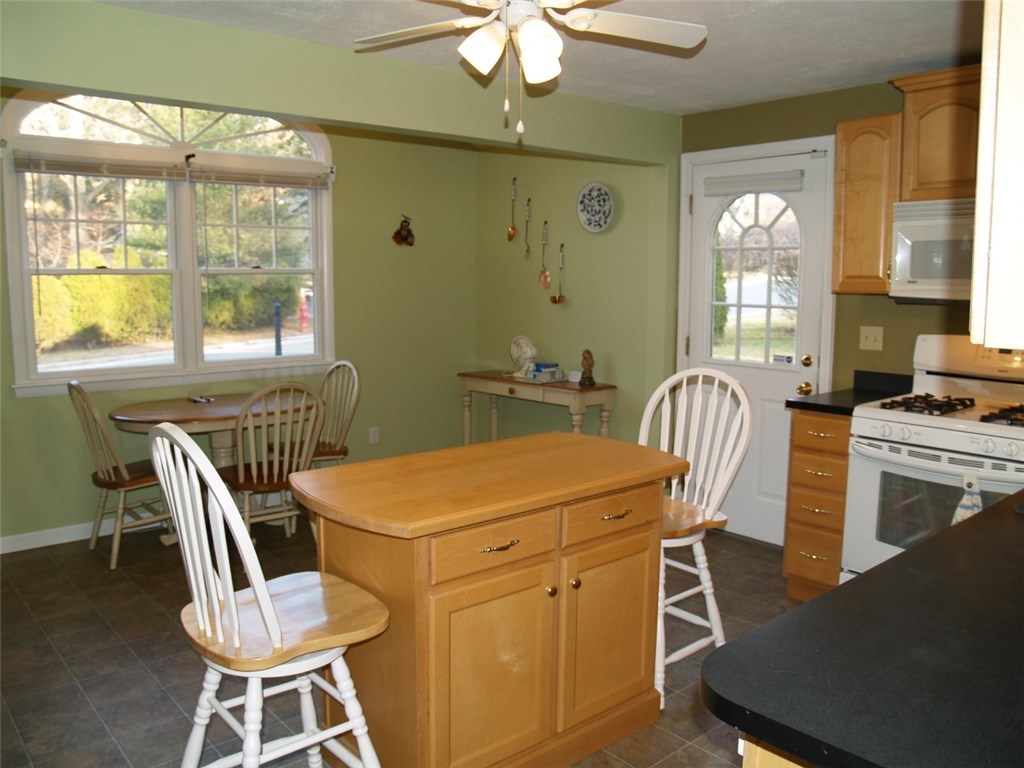 247 Walnut Hill Road Woonsocket, RI 02895 - Photo 3 of 25 Dining Area