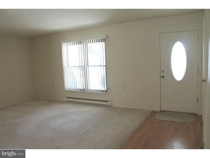 31 Windsor Road Southampton, NJ 08088 - Photo 6 of 22 Living Room