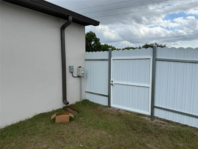 a view of a backyard