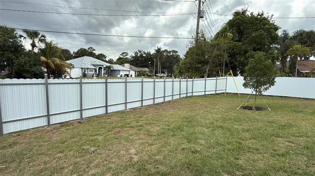 a view of a backyard