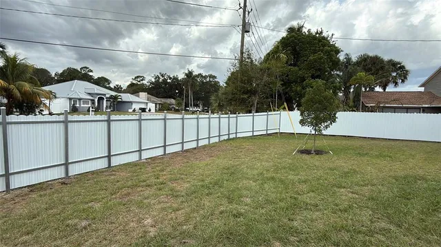 a view of a backyard