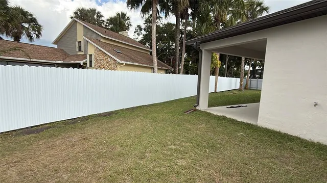 a view of a backyard