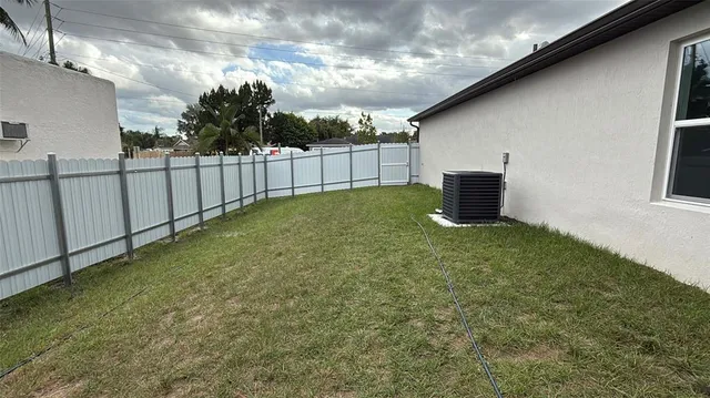 a view of a backyard