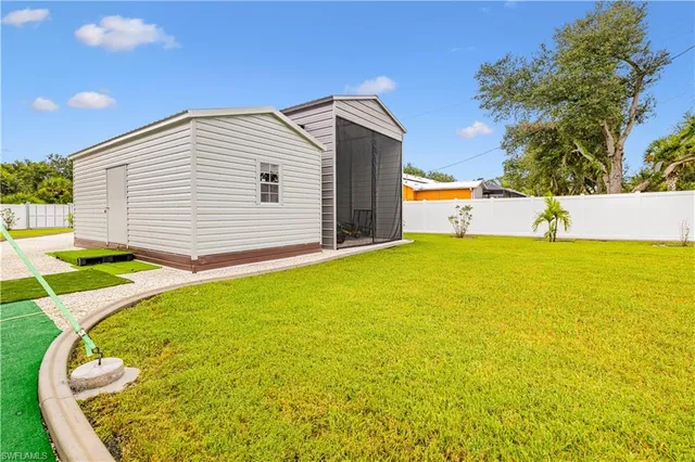 a view of a backyard