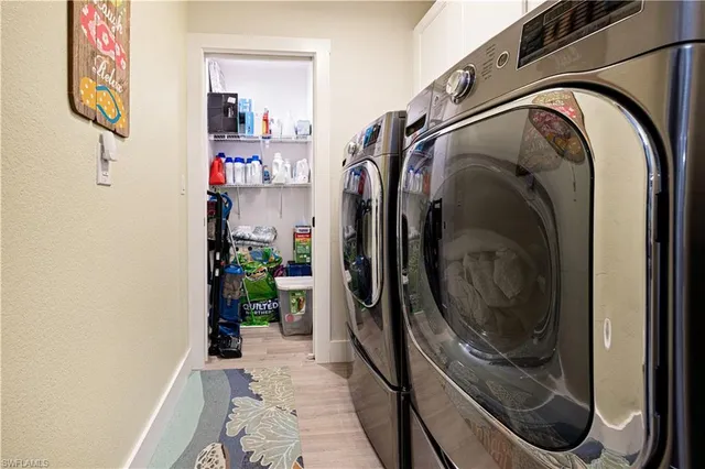 a view of a livingroom with furniture and a ceiling fan
