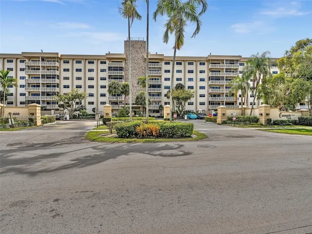 $259,000 | 800 Northeast 195th Street, Unit 716, Miami, FL 33179