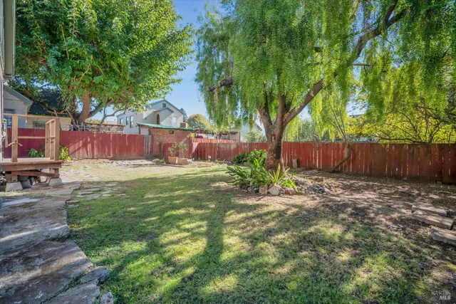 a view of a backyard