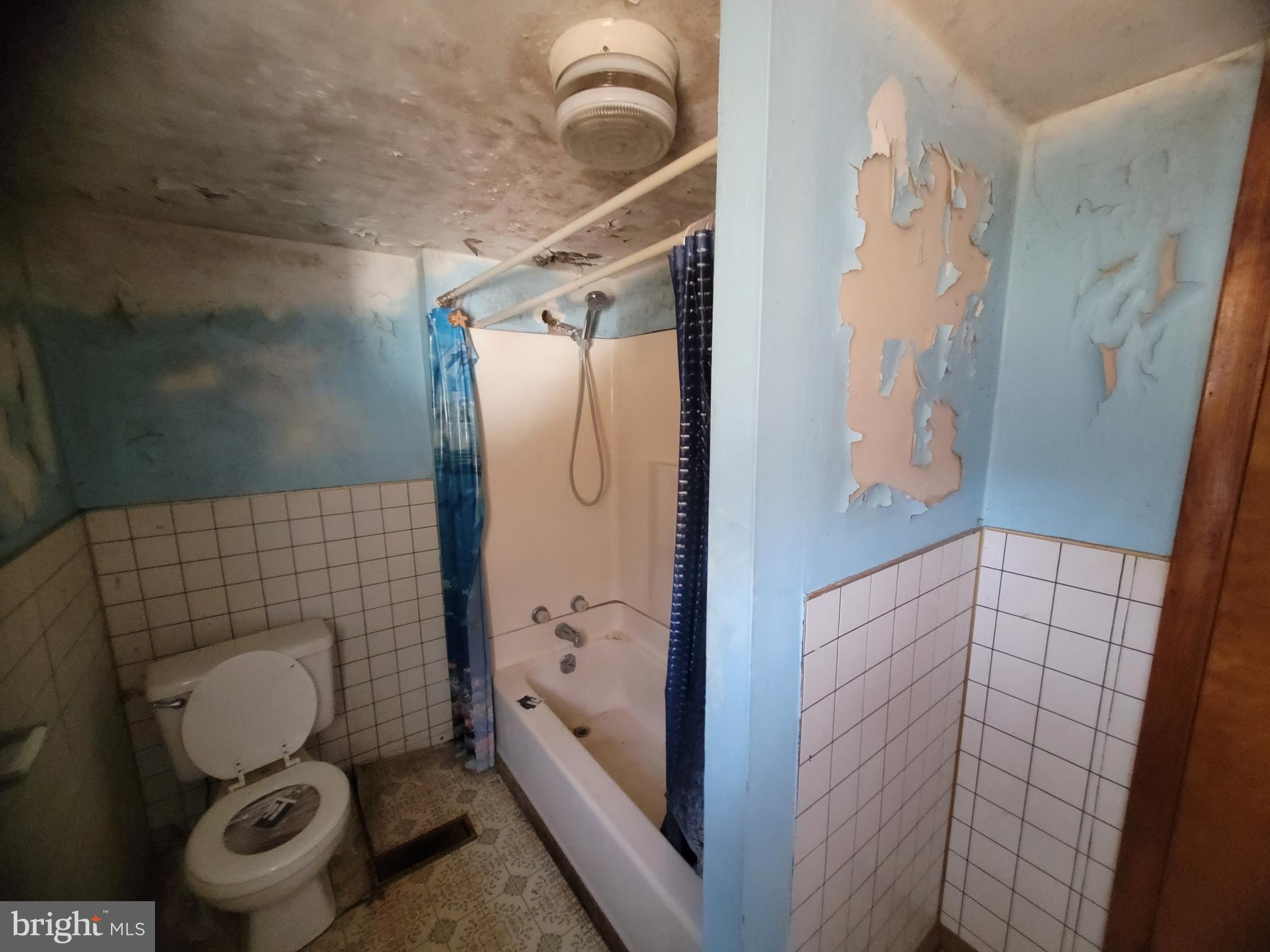 9492 Cumberland Road Springfield, WV 26763 - Photo 25 of 33 a bathroom with a toilet sink and shower