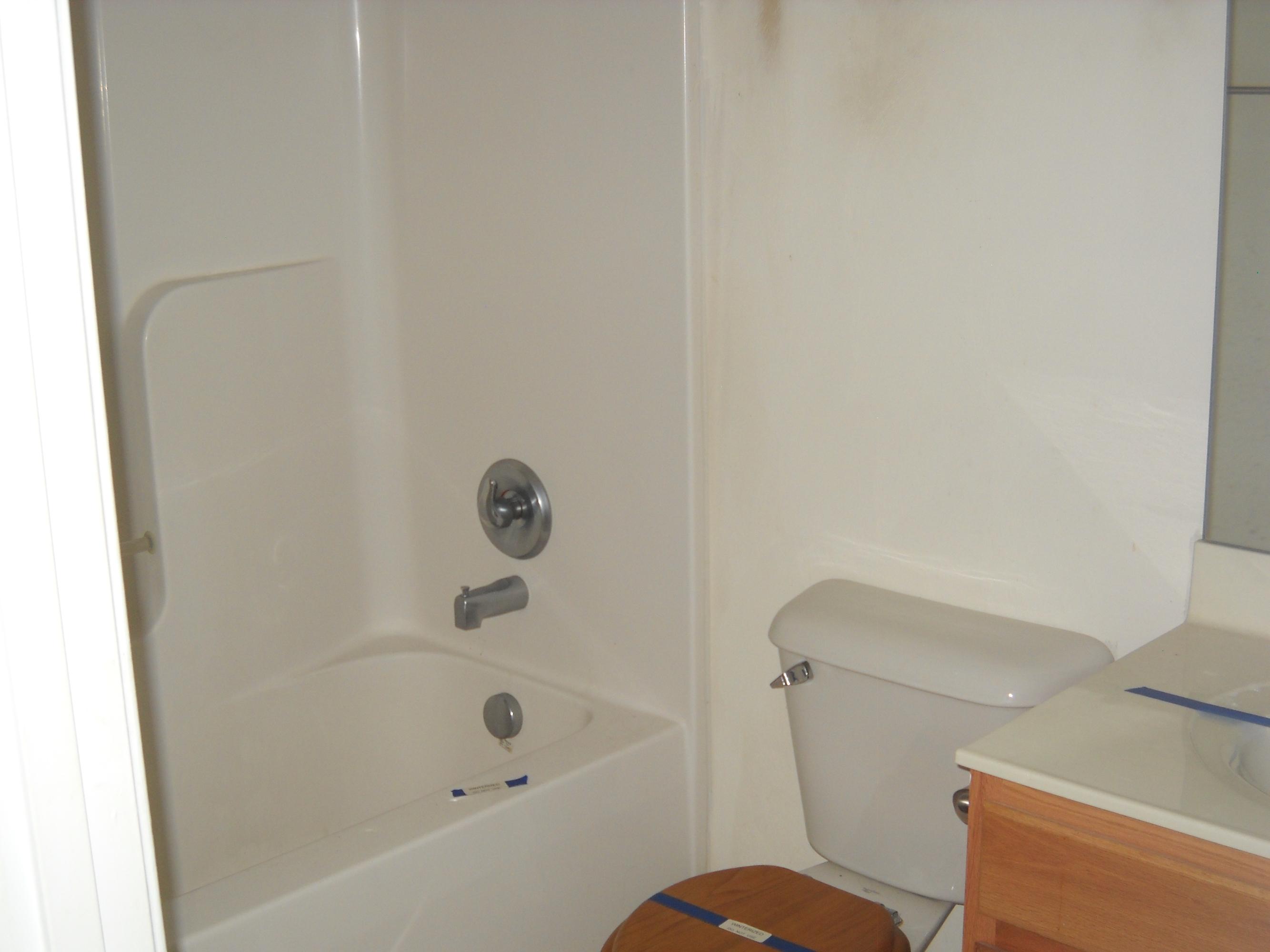 3148 Reed Road Southeast Roanoke, VA 24014 - Photo 13 of 20 a bathroom with a bathtub