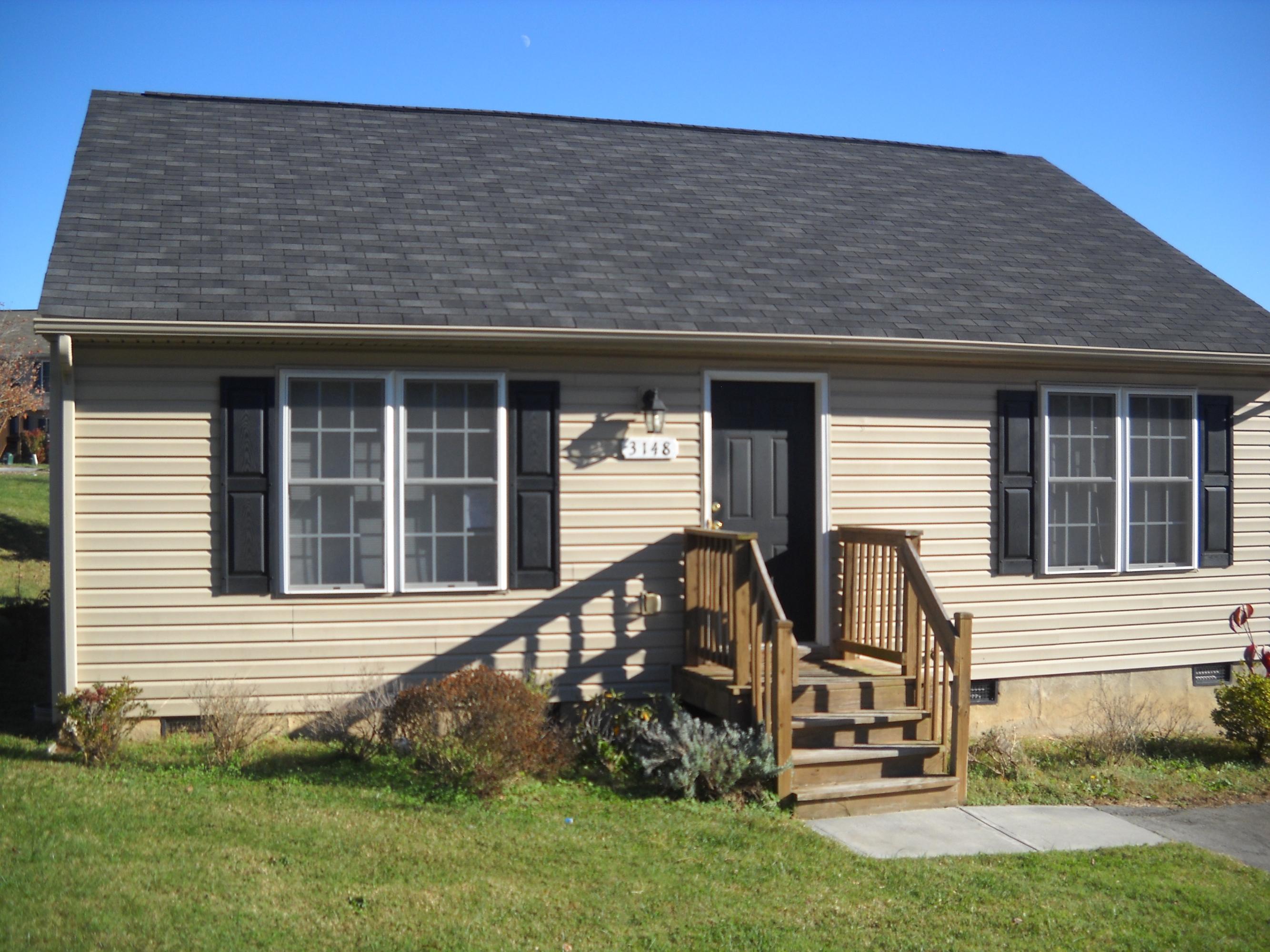 3148 Reed Road Southeast Roanoke, VA 24014 - Photo 6 of 20 a front view of a house with garden